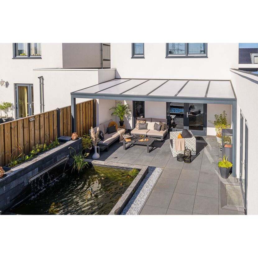 Graue Terrassenüberdachung 'Essence' auf moderner Terrasse.