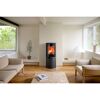 Schwarzer Kaminofen Aduro 9.8 Lux mit Feuer im Wohnzimmer.