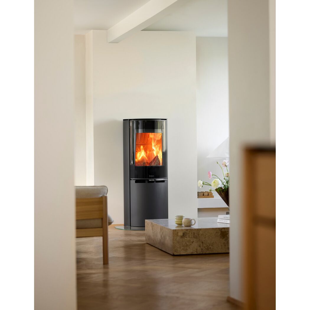 Kaminofen Aduro 9.8 Lux mit loderndem Feuer