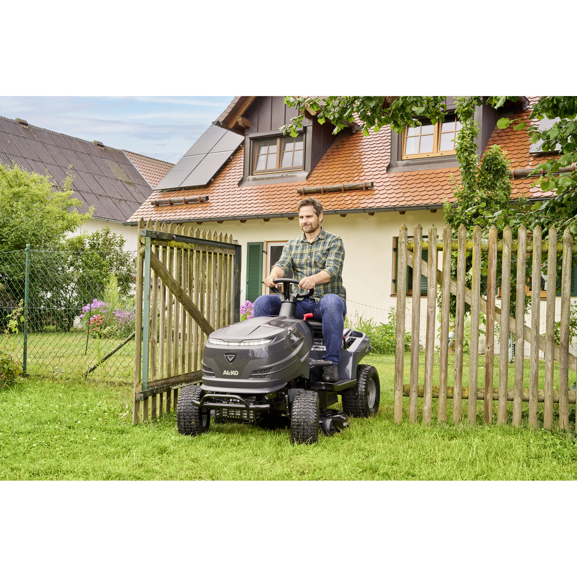 Benzin-Rasentraktor 'Comfort 14-92.6 HDS-A' Hydrostatgetriebe 92 cm Schnittbreite