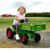 Lächelndes Kind auf grünem Fendt Trettraktor.