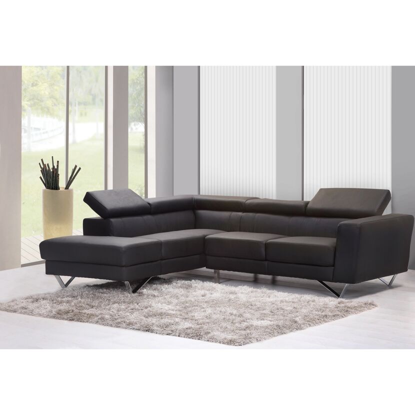 Modernes schwarzes Ecksofa auf hellem Teppich vor Fenster.