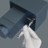 Hand benutzt Ratsche mit Bit zum Schrauben