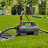GARDENA Gartenpumpe '5400 Silent' bewässert den Rasen.