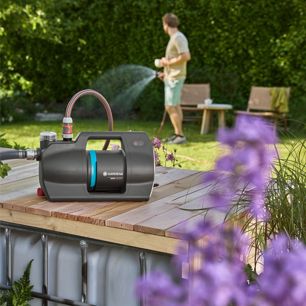 Gardena Haus- und Gartenautomat '4600 Silent' im Garten.