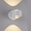 Weißer LED-Spot 'Chia' leuchtet warmweiß.