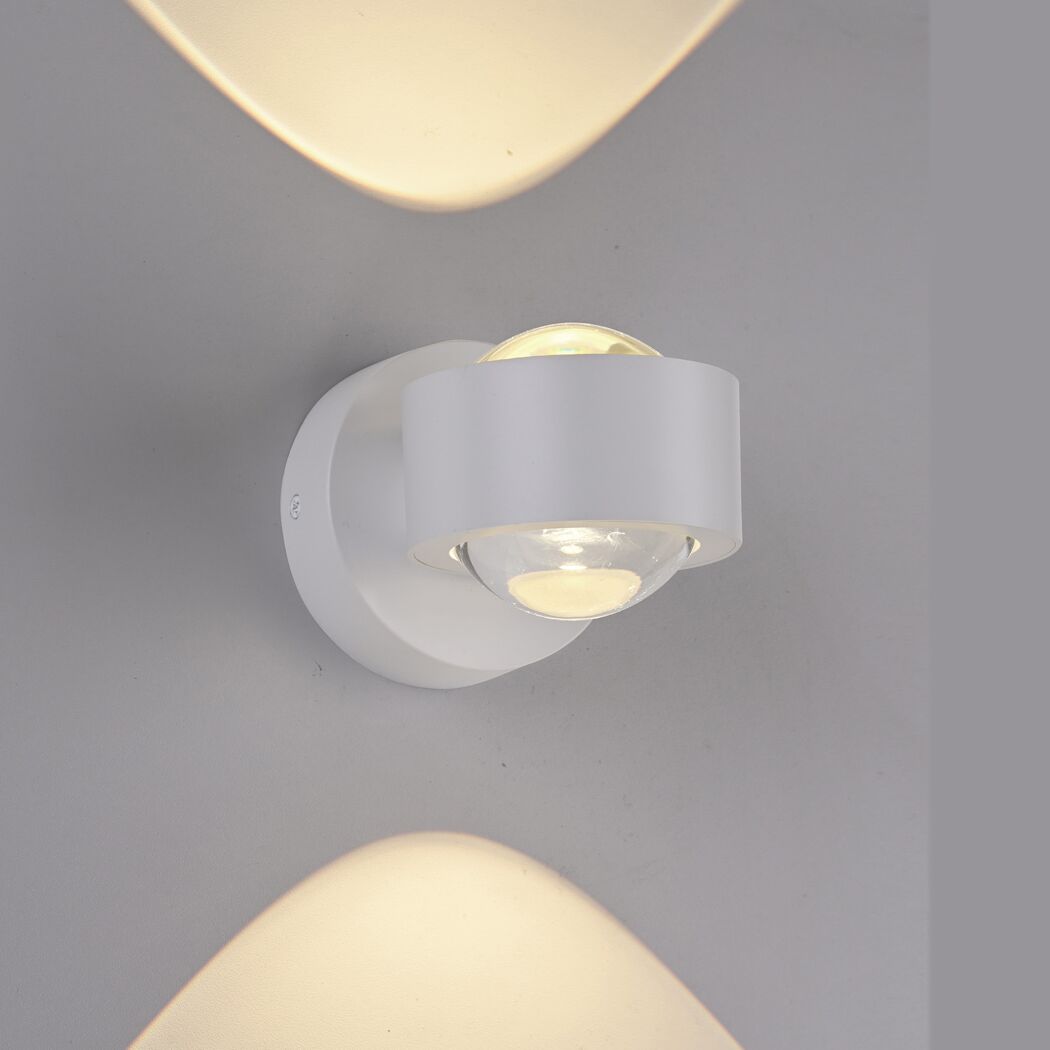Weißer LED-Spot 'Chia' leuchtet warmweiß.