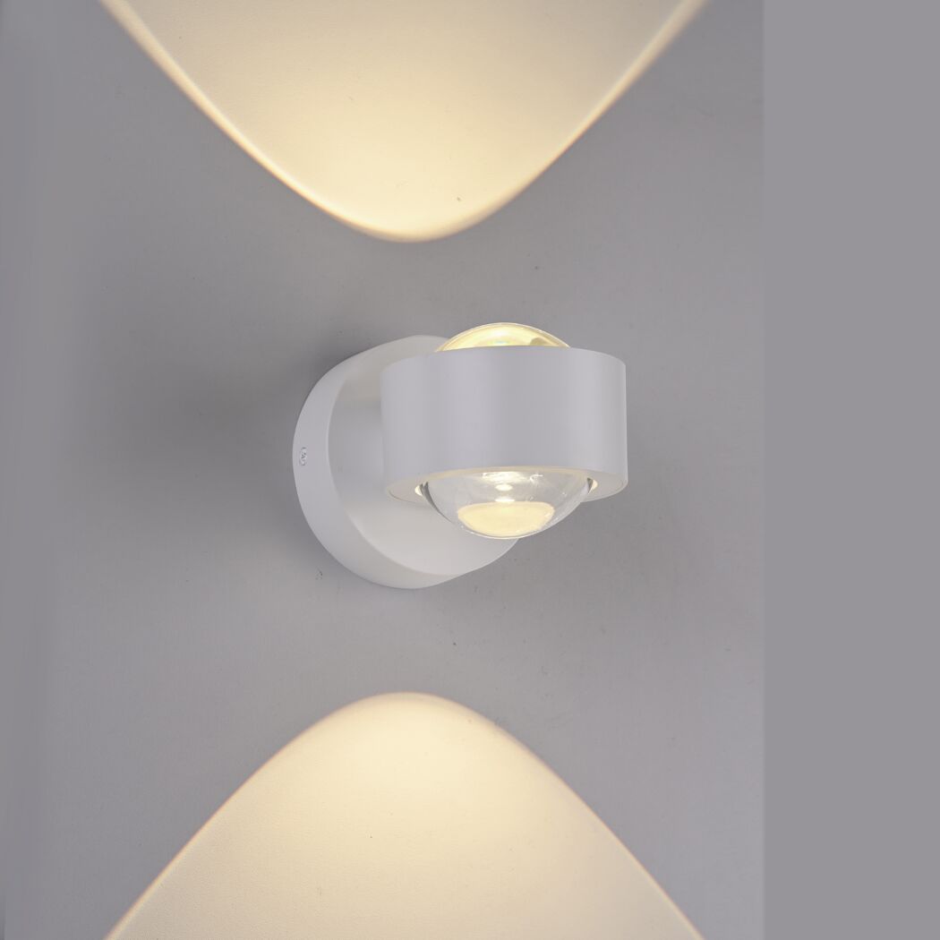 LED-Spot 'Chia' 2-flammig leuchtet warmweiß an Wand.
