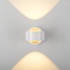 Weißer LED-Spot 'Chia' mit warmweißem Licht an Wand.