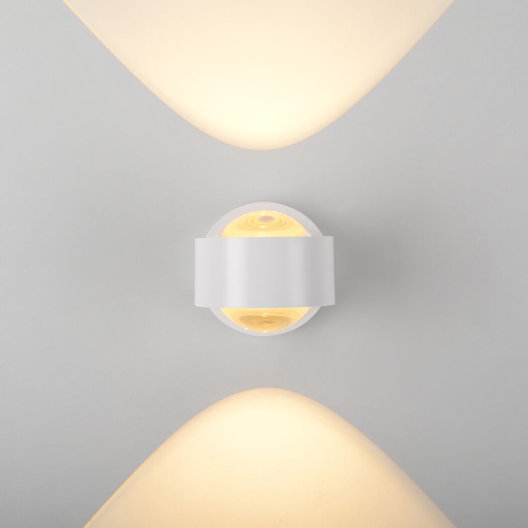 Weißer LED-Spot 'Chia' mit warmweißem Licht an Wand.