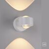 LED-Spot 'Chia' 2-flammig an grauer Wand, warmweißes Licht.
