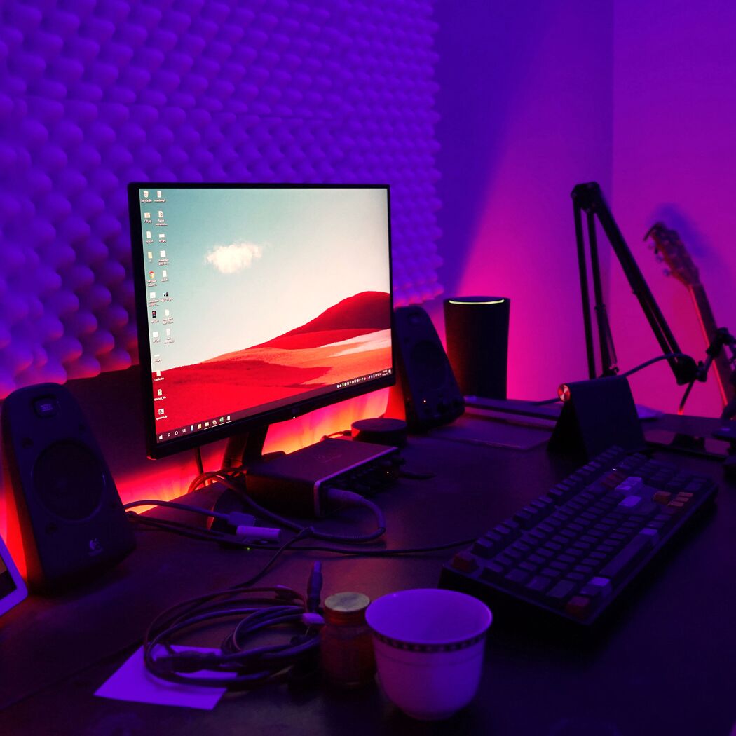 Schreibtisch mit bunter RGB-LED-Beleuchtung und Monitor