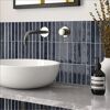Badezimmer mit blauen 'Peel & Stick' Wandfliesen und Waschbecken