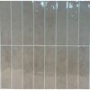 Beige Wand-Klebefliese 'Peel & Stick' als vertikales Muster.