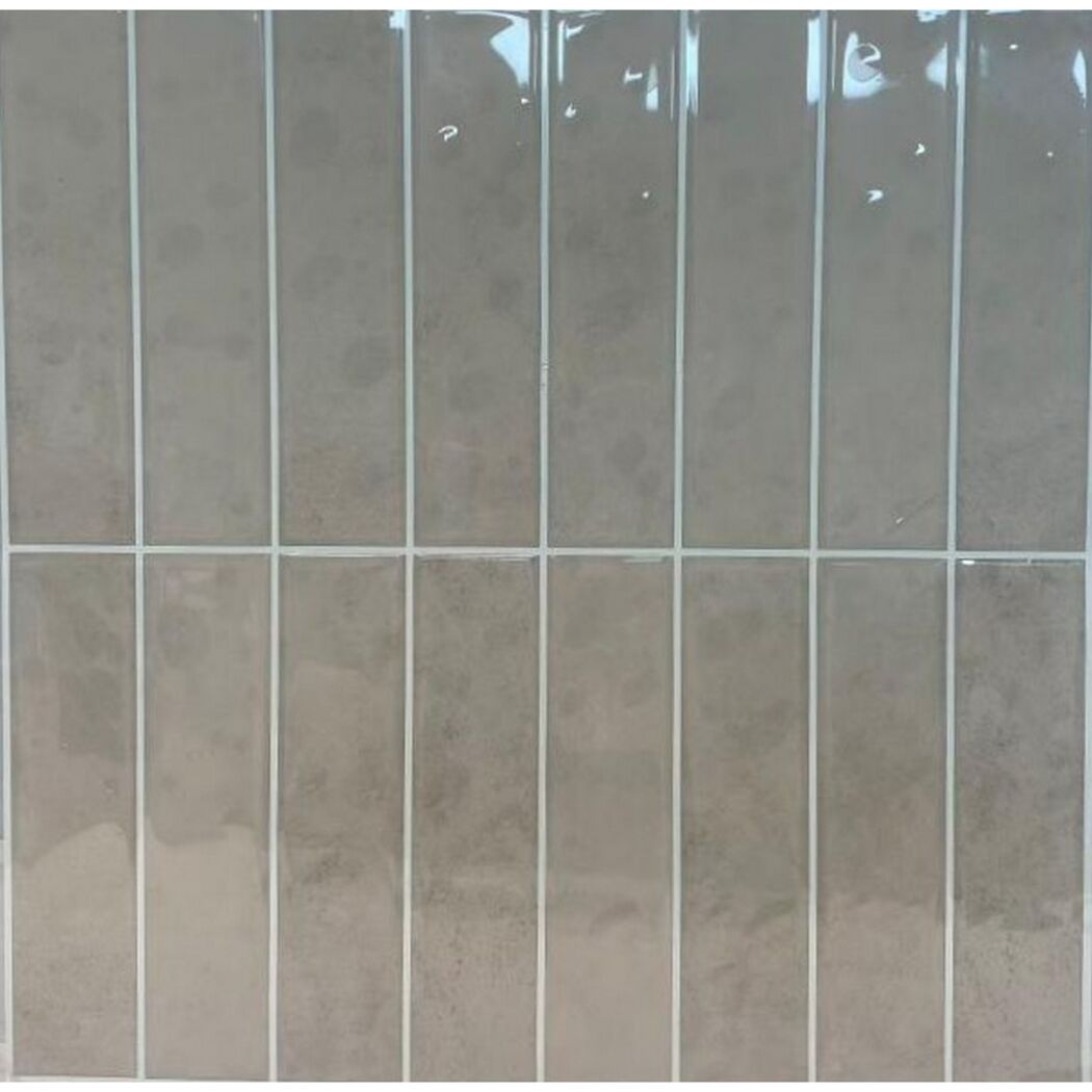 Beige Wand-Klebefliese 'Peel & Stick' als vertikales Muster.