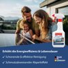 Mellerud Balkonkraftwerkreiniger mit Familie am Solarmodul