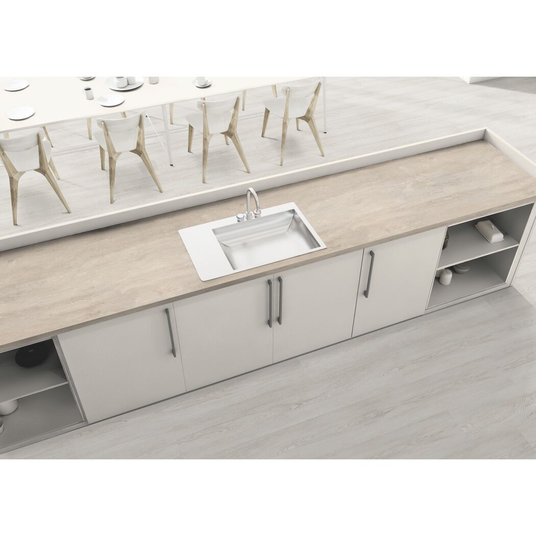 Arbeitsplatte 'Travertin Alcamo K2756' mit Spüle in Küche.