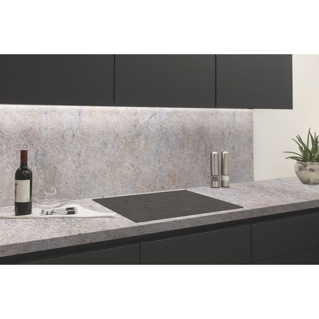 Arbeitsplatte ABS-Profil Oldstone grau in moderner Küche.