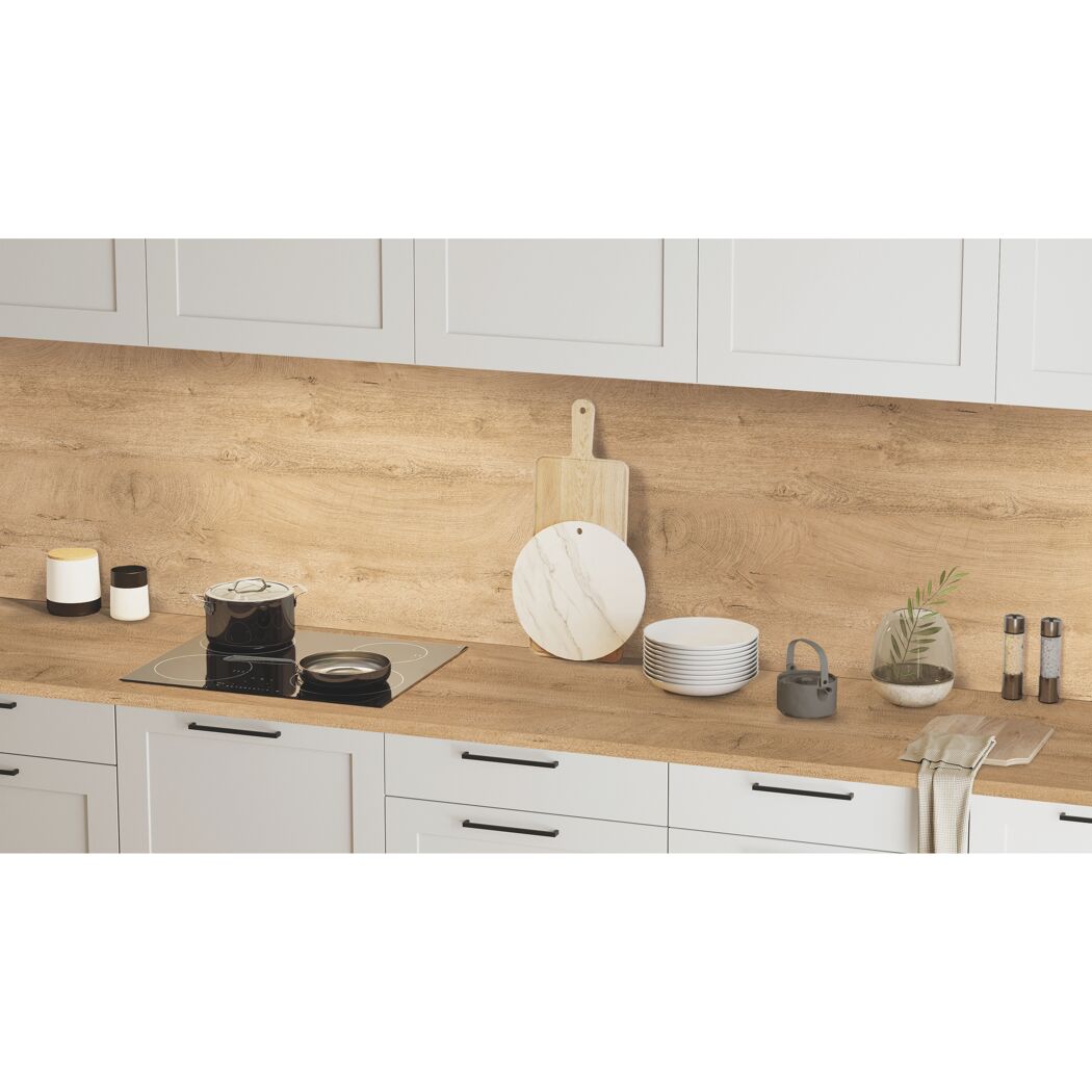 Küchenarbeitsplatte 'Eiche Endgrain Classic K5414' mit Induktionskochfeld und Dekoration.