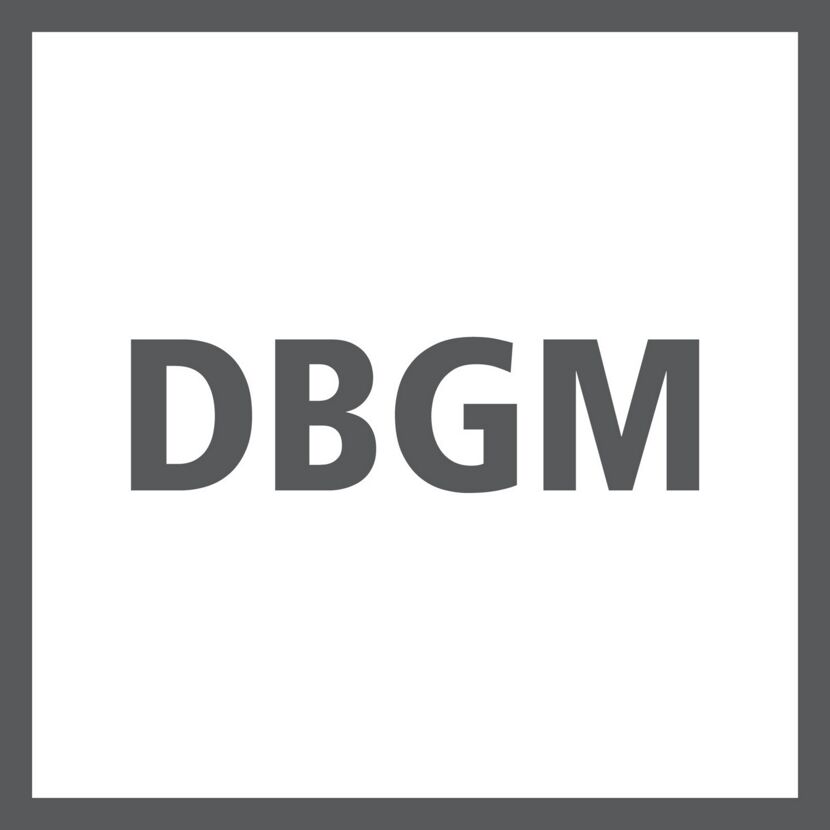 Text 'DBGM' in grau auf weißem Hintergrund