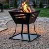 Feuerkorb mit loderndem Feuer und Holzscheiten im Garten.