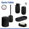 Schwarze Ablageschale 'Fablo' und Badaccessoires mit Soft-Touch-Effekt.