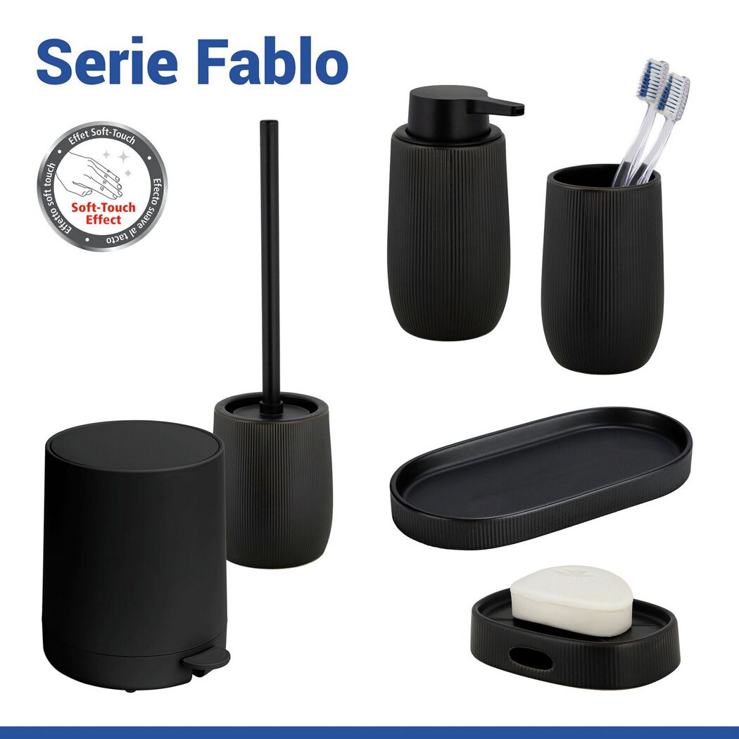 Schwarze Ablageschale 'Fablo' und Badaccessoires mit Soft-Touch-Effekt.