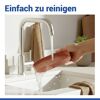Person spült braune Ablageschale 'Fablo' unter fließendem Wasser.