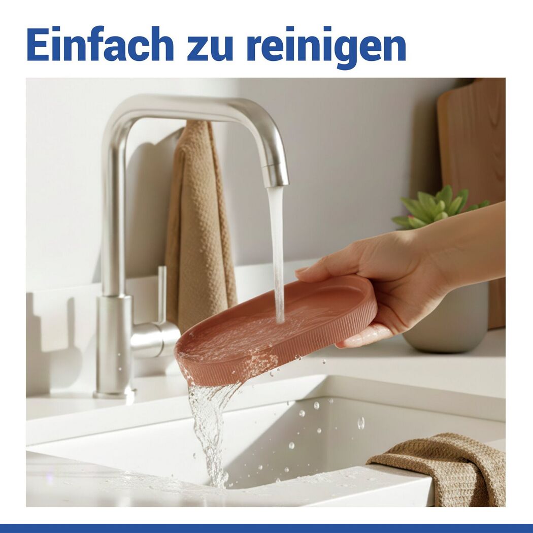 Person spült braune Ablageschale 'Fablo' unter fließendem Wasser.
