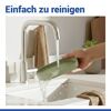 Grüne Ablageschale 'Fablo' wird unter Wasser gereinigt.