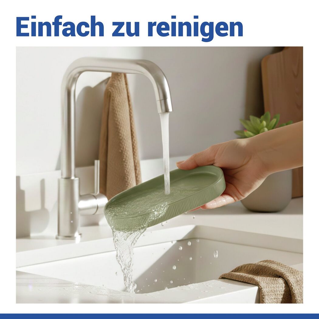 Grüne Ablageschale 'Fablo' wird unter Wasser gereinigt.