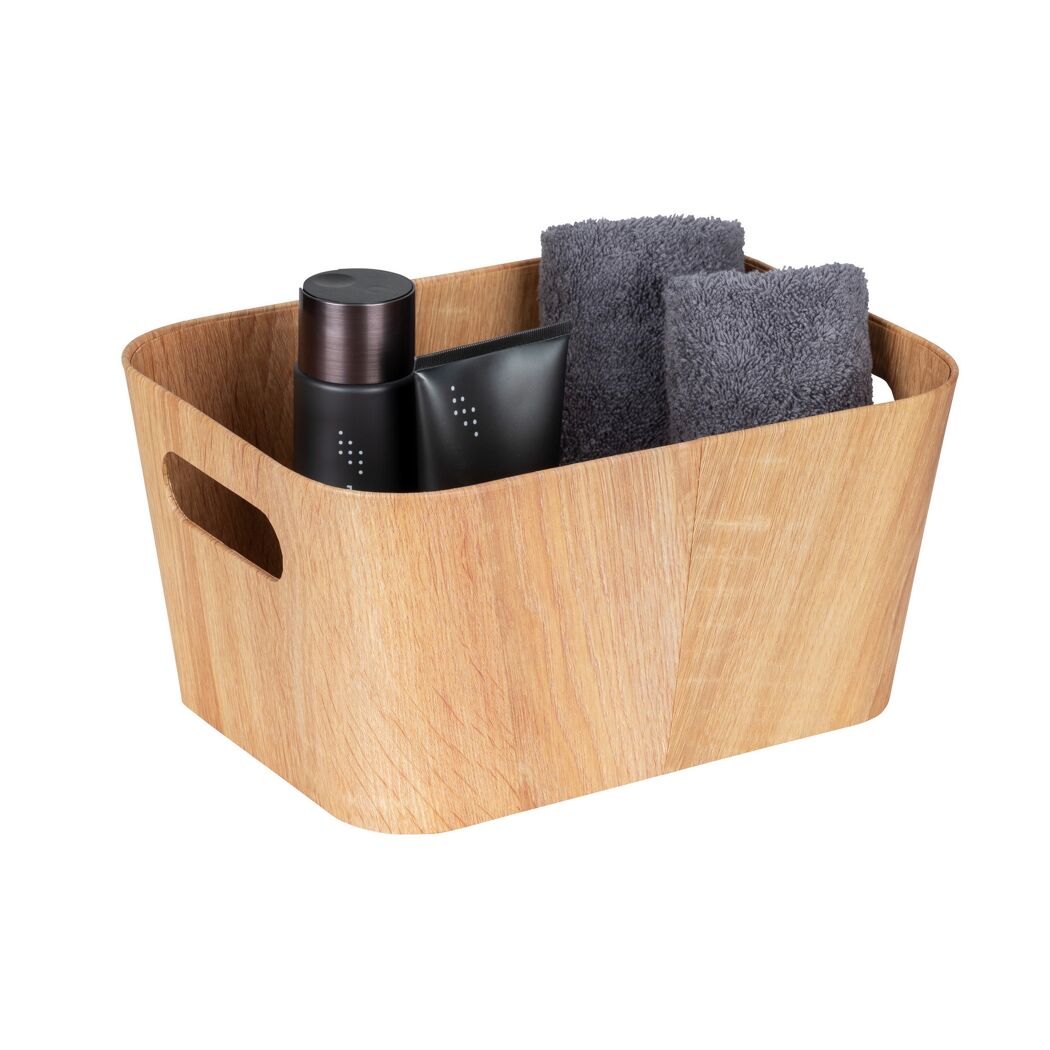 Beiger Badkorb 'Longiano M' mit Handtüchern und Pflegeprodukten.