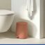 Brauner Kosmetikeimer 'Fablo' neben Toilette und Handtuch im Badezimmer.