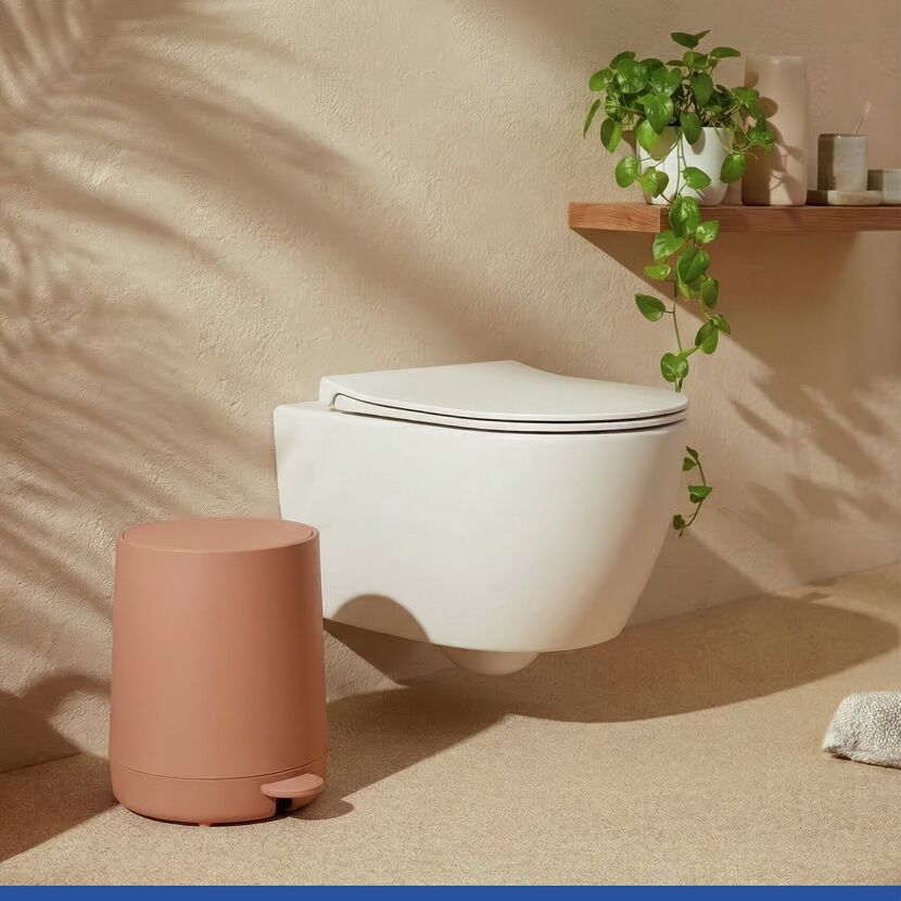 Brauner Kosmetikeimer 'Fablo' neben Toilette im Badezimmer