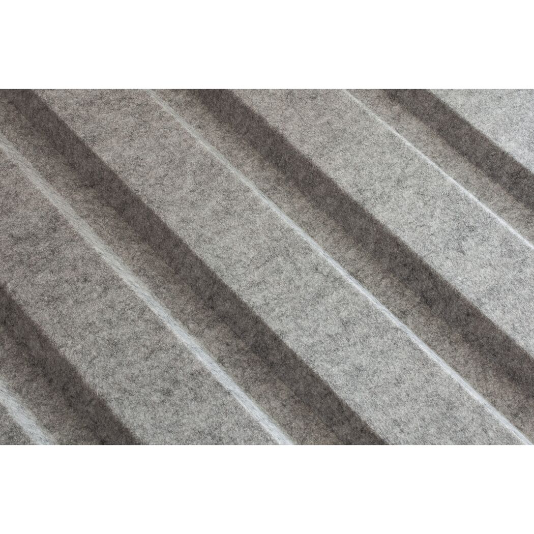 Graues Antikondensvlies für Trapezblech-Dachplatten.