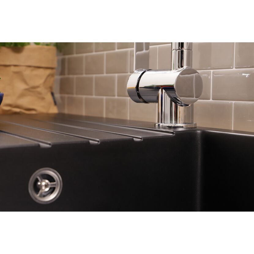 Einbauspüle 'Almonto' schwarz mit glänzendem Wasserhahn