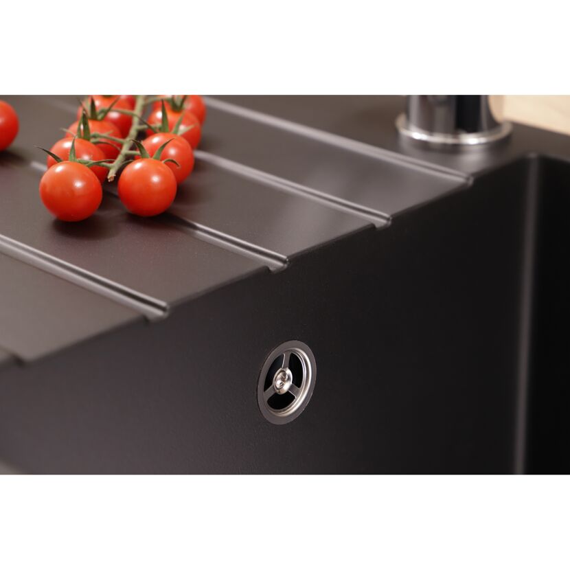 Schwarze Einbauspüle 'Almonto' mit Tomaten.