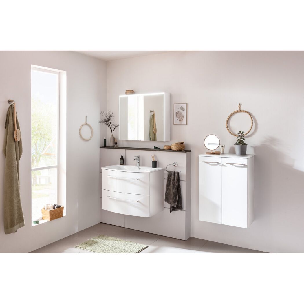 Midischrank 'Verona' weiß in modernem Badezimmer.