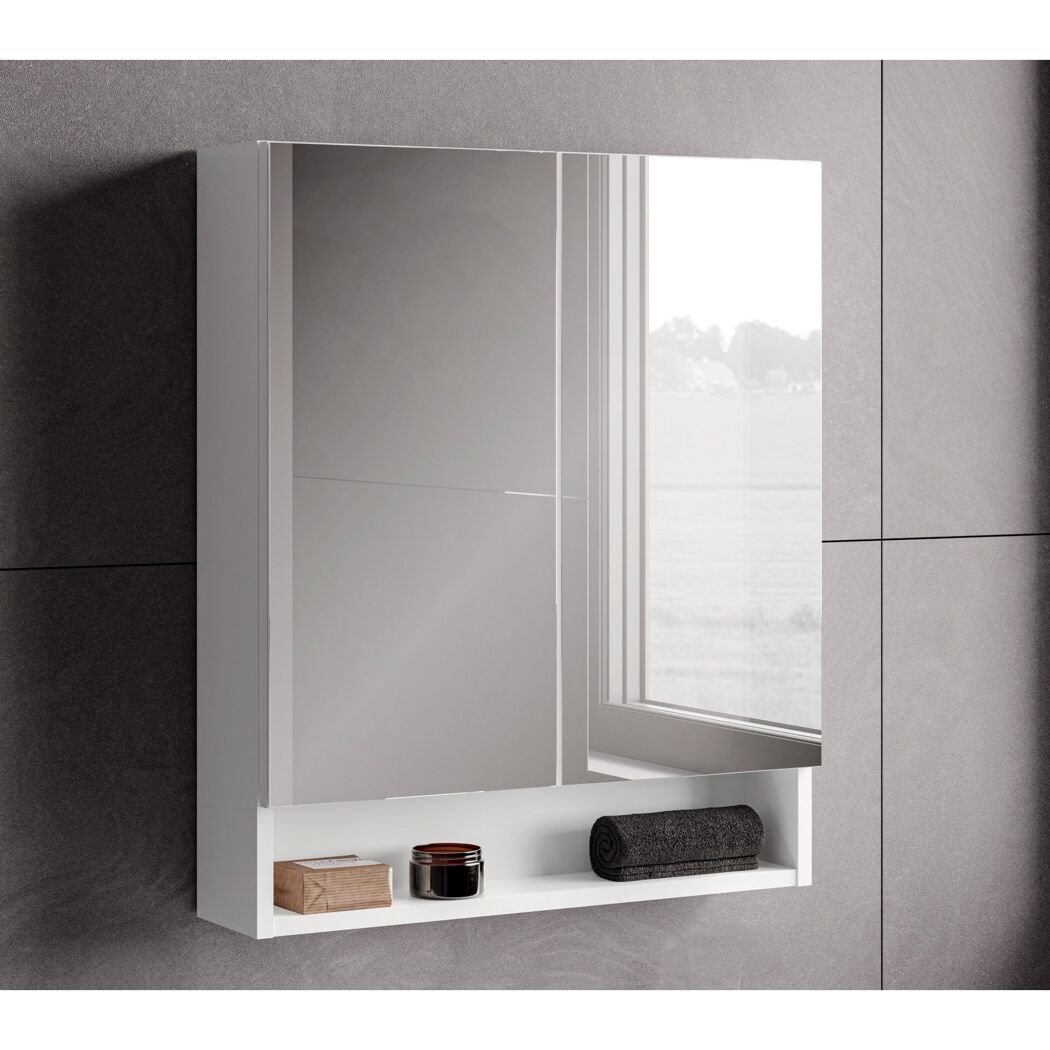 Weißer Spiegelschrank mit Ablage und Spiegeln an grauer Wand.
