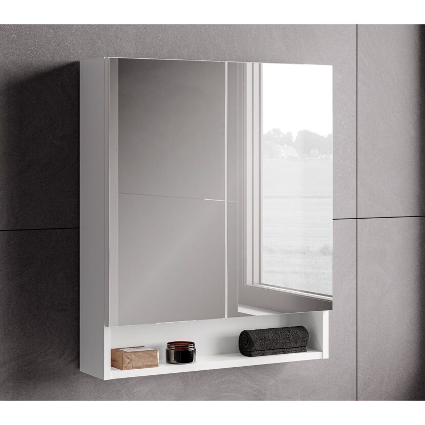 Weißer Spiegelschrank mit Ablage und Spiegeln an grauer Wand.