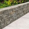 Mauer aus 'T-Wall Rustic' muschelkalkfarbenen Steinen