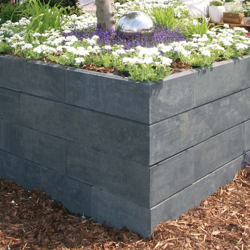 Mauerstein 'T-Wall Linear Maxi' quarzit, als Hochbeet mit Pflanzen.