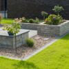 Gartenanlage mit muschelkalkfarbenen Mauersteinen 'T-Wall Linear Maxi'.