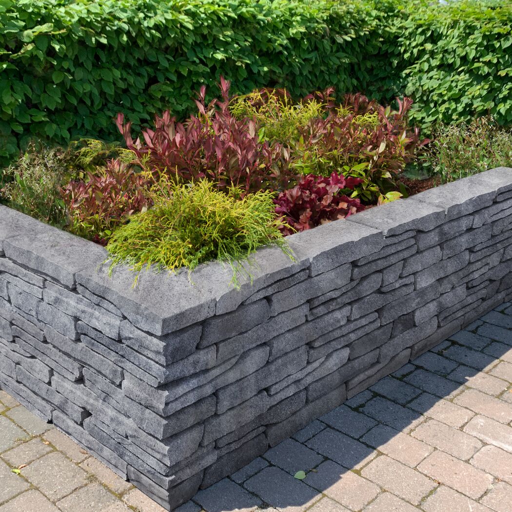 Graues Hochbeet aus Terrassenplatte T-Wall Organic mit Pflanzen