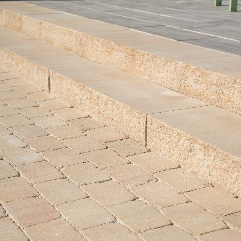 Blockstufen 'T-Stair Quarry' sandsteinfarben mit Pflaster