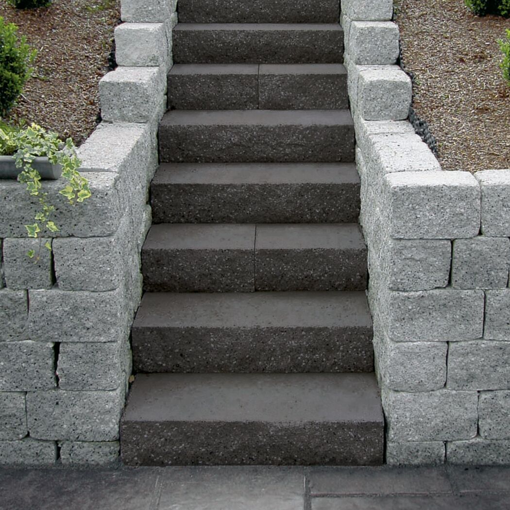 Gartentreppe aus schwarzen Blockstufen 'T-Stair Quarry'