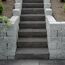 Gartentreppe aus schwarzen Blockstufen 'T-Stair Quarry'
