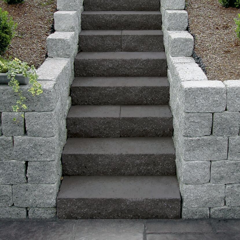Gartentreppe aus schwarzen Blockstufen 'T-Stair Quarry'