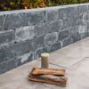 Mauerstein 'T-Wall Aged Big' basaltfarben, mit Kerze und Holz.