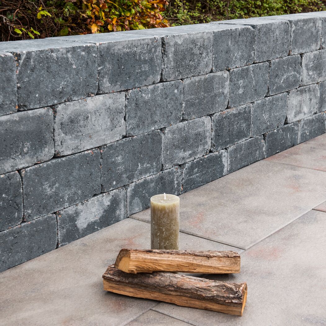 Mauerstein 'T-Wall Aged Big' basaltfarben, mit Kerze und Holz.